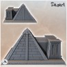 Pyramide égyptienne avec entrée monumentale sur plateforme (2)