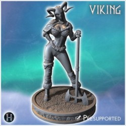 Femme viking tenant une...