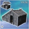 Bâtiment viking en bois avec toit en chaume et annexe en pierre et poisson accroché (17)