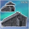 Bâtiment viking en bois avec toit en chaume et annexe en pierre et poisson accroché (17)