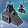 Grand bâtiment viking avec toit en chaume, plateforme en hauteur et annexe de stockage de bois (18)