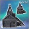 Grand bâtiment viking avec toit en chaume, plateforme en hauteur et annexe de stockage de bois (18)