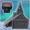 Grand bâtiment viking avec toit en chaume, plateforme en hauteur et annexe de stockage de bois (18)