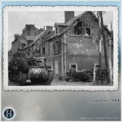 Bâtiment à deux étages avec fenêtres de toit et grande devanture de magasin (Carentan, Normandie 1944, France) (7)