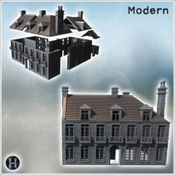 Bâtiment à deux étages avec des fenêtres hautes et étroites et un toit en pente, un côté avec une cheminée (Carentan, Normand