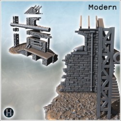 Bâtiment de trois étages avec fenêtres cintrées, murs manquants et structure intérieure exposée (12)